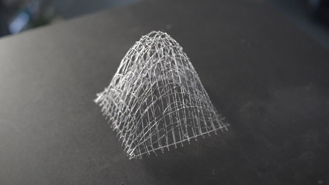 Die Materialstudie ‚Fiber Spider‘ stellt bioinspirierte leichte Konstruktionen aus Glasfaser mit digitalen Methoden her.