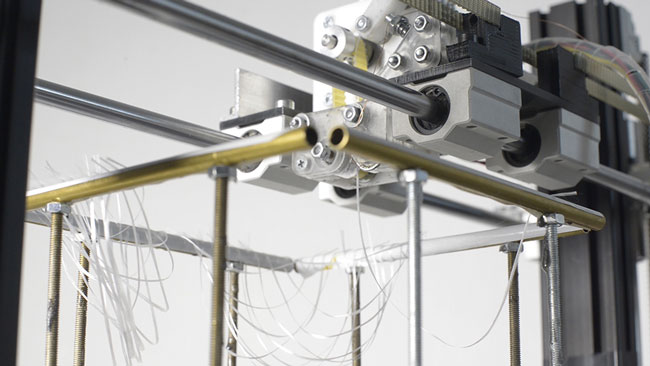 Fiber Spider ist ein parametrisch programmierter 3D-Drucker, der mit einem speziell angefertigten Extruder und den Anziehungskräften Gravitation und Magnetismus Glasfasern als räumliches Tragwerk anlegt.