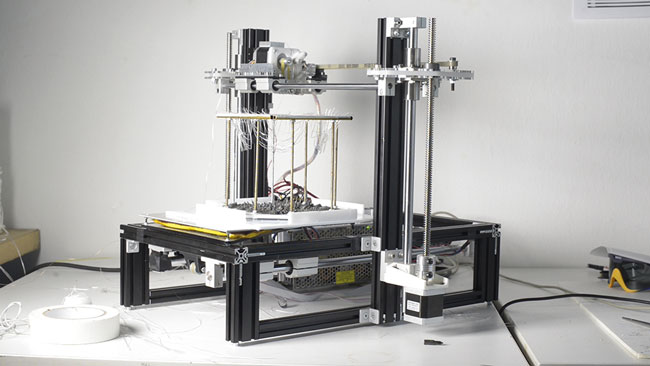 Jede Faser wird programmiert, automatisiert, individuell und kräfteoptimiert im Raum organisiert. Die digitale Simulation der physischen Parameter Gravitation und Magnetismus dient als Entwurfswerkzeug zur Generierung unterschiedlicher ‚Hängemodell‘-Strukturen.