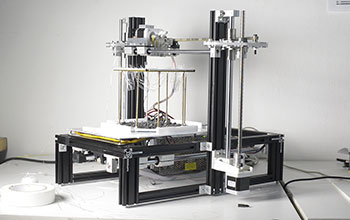 Die Materialstudie ‚Fiber Spider‘ stellt bioinspirierte leichte Konstruktionen aus Glasfaser mit digitalen Methoden her.